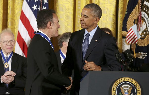 　　图为奥巴马为音乐家布鲁斯·斯普林斯廷授予“美国总统自由勋章”。（图片来源：路透社）