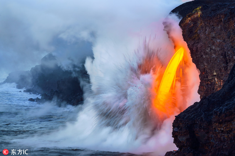 火山岩浆注入海洋水火交融画面震撼