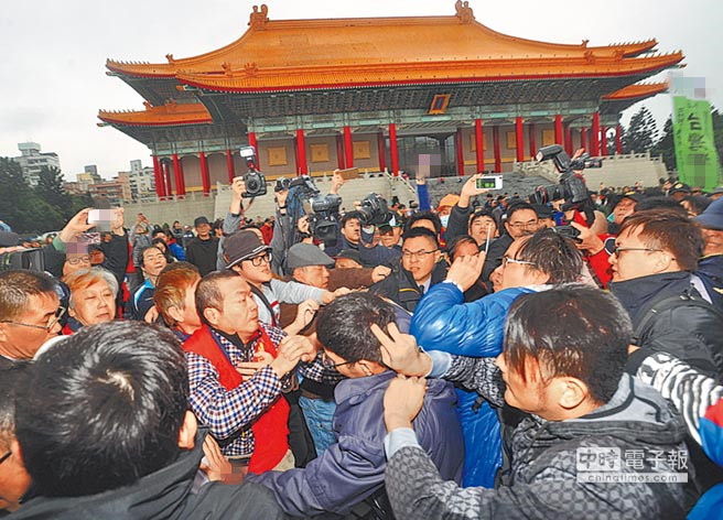 台湾 228事件 70周年 独派 焚旗烧纸蛋洗中正庙