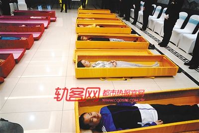 在殡仪馆躺入棺材体验死亡 人生最后五分钟 你会想到什么