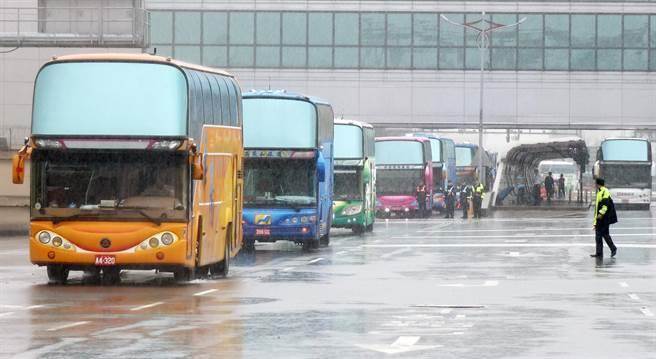 游览车业者于15日上午“路过”桃园机场表达诉求。（图片来源：台湾“中时电子报”）