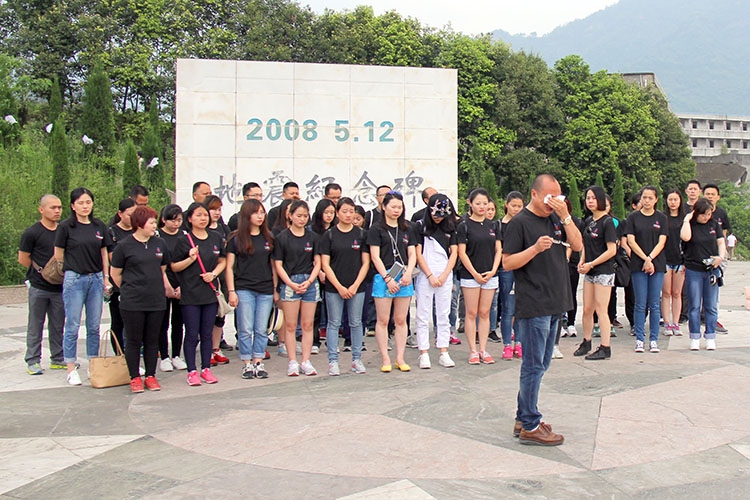 车在汉旺宽敞的公路上行驶,四周依山,中间傍水.