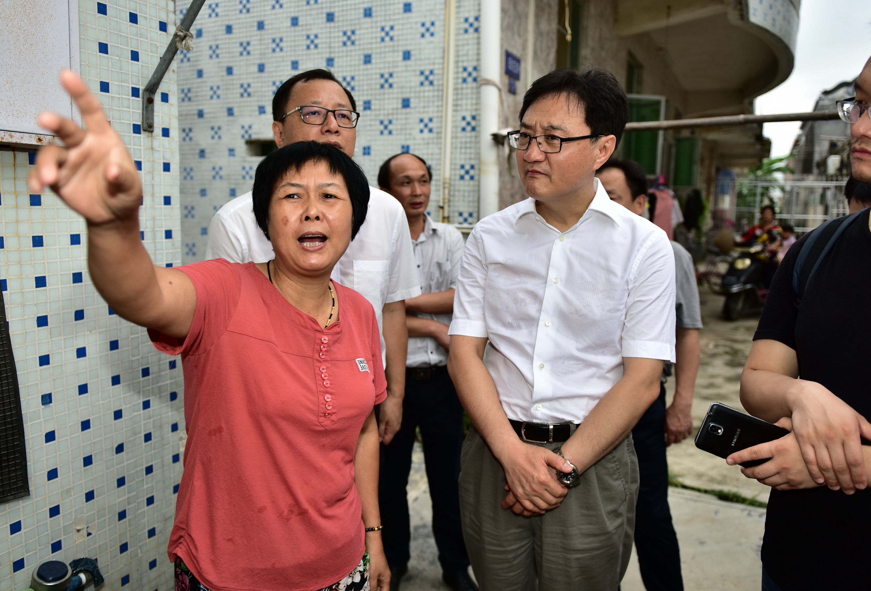 谷饶镇大坑村一村民向中央第五环境保护督察组反映,村旁的河涌水体黑