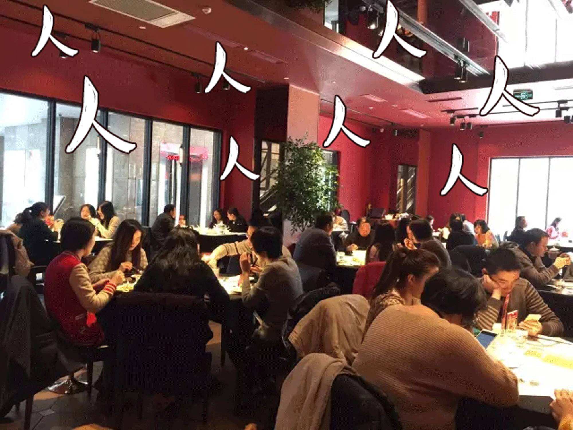 开在垃圾场的网红餐厅,用塑料当钞票,每天竟有几百人排队吃?