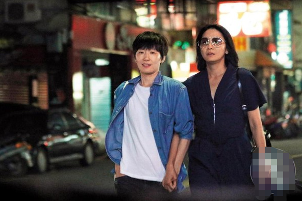 分手杨一展单身两年!江祖平搂女密友再传同志情