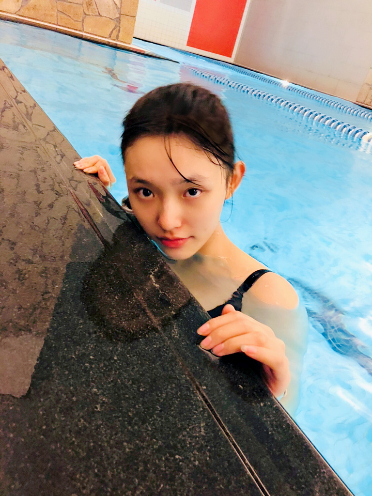 1/68月16日,林允游泳时的素颜照曝光,林允泡在水中长发微湿,白嫩肌肤