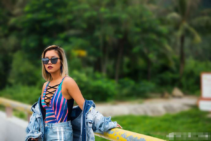 王菊穿泳装大秀事业线 池中戏水身材窈窕性感撩人