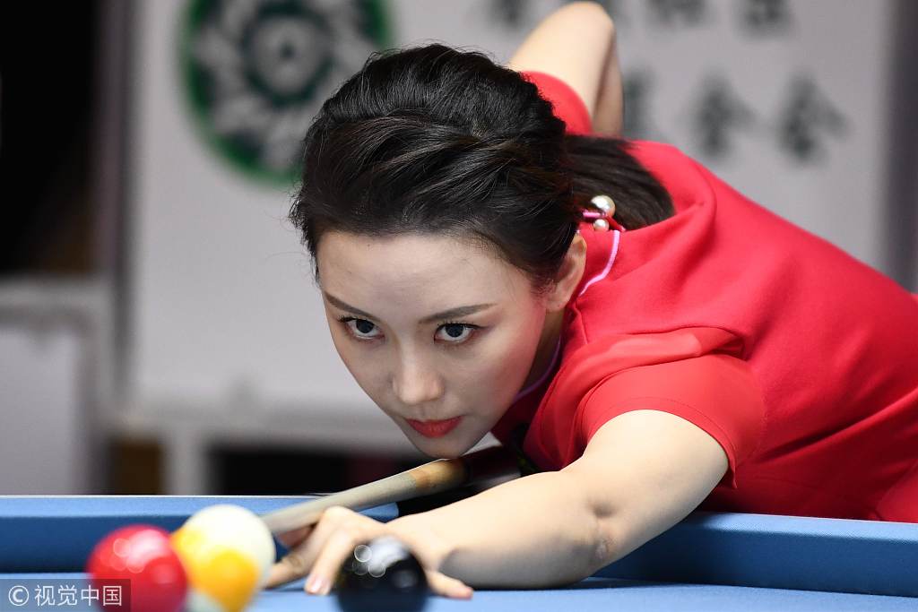 养眼!潘晓婷对决韩国美女 表情神对称