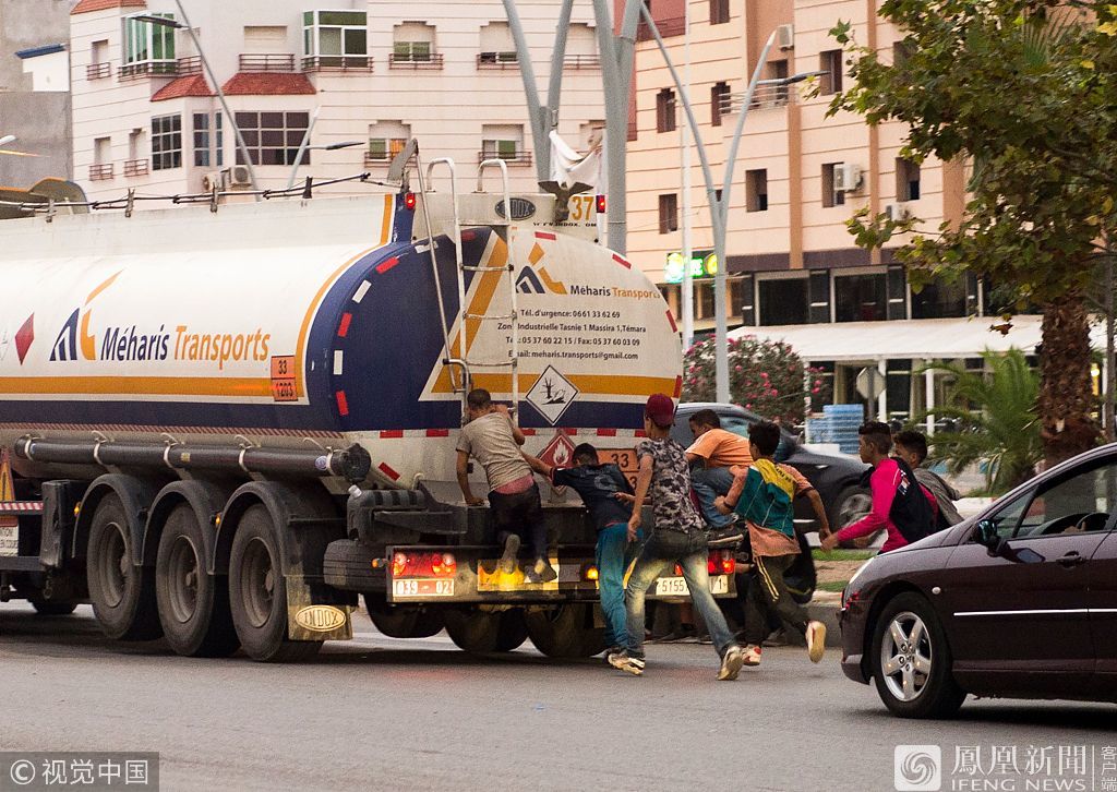 非洲青年扒油罐车偷渡