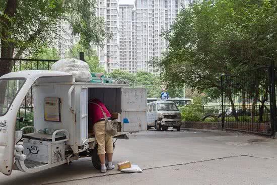 下班后在家用手机看抖音小视频在住宅楼里送快递