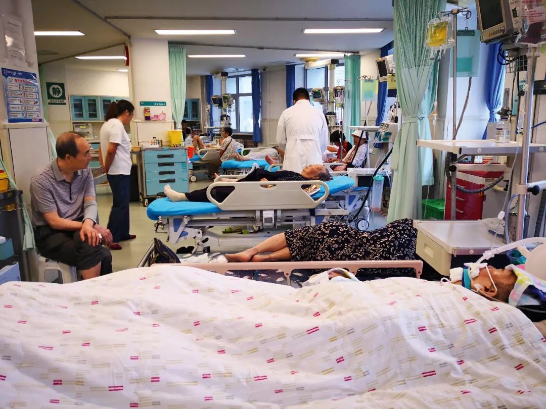 北京某医院病房,床位永远非常紧张.图| 视觉中国( 樊甲山摄)