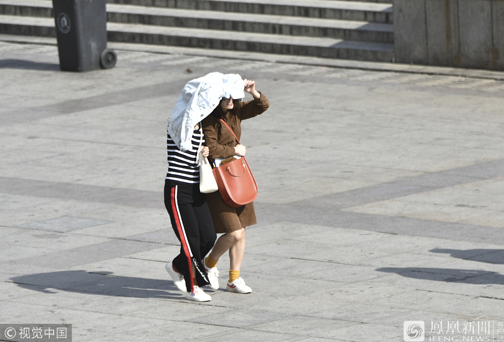 西安早晚温差大 街头棉袄和短裙齐现