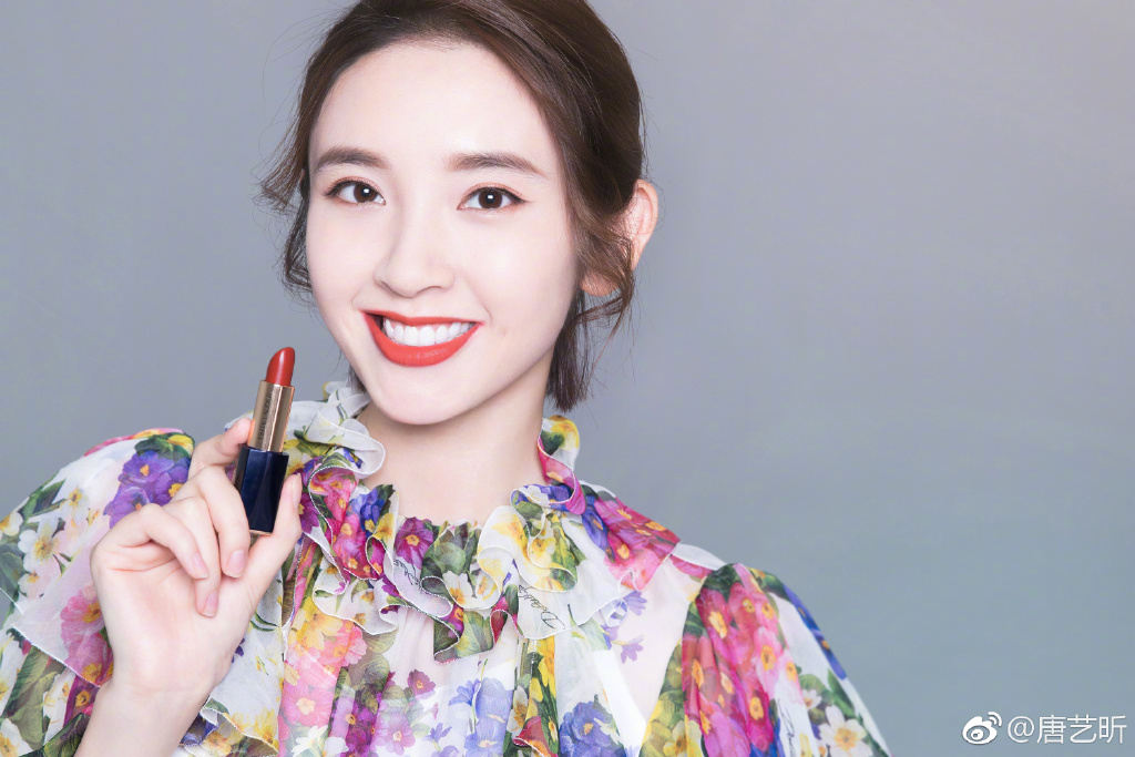 唐艺昕化得是什么神仙妆容 选唇色品味简直太好