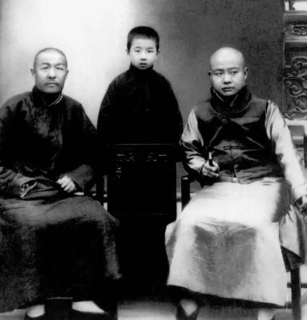 11岁的启功(中)和祖父裕隆(左)以及姑姐丈在一起。这是目前发现的启功最早的一张照片。 U5nGU2wsCbcUsNYi6sHKswSO9qLSN4NlWOiwB135.jpg