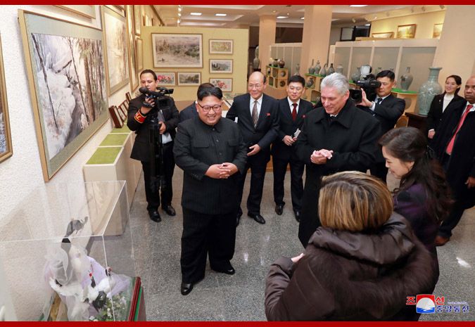 古巴领导人兴奋参观朝鲜版798金正恩夫妇陪
