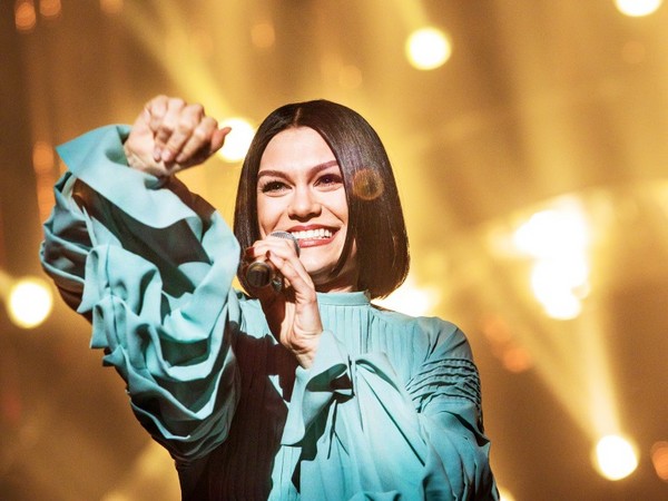 jessie j 坦露自己无法生育 演唱会与粉丝分享心声