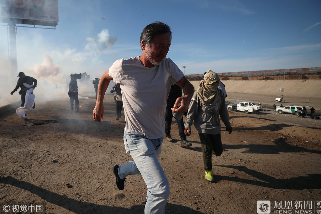 美墨边境失控催泪弹驱赶冲关移民