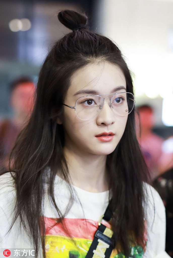 手残党也能搞定简单俏皮的半丸子头 女星们机场凹造型一定少不了