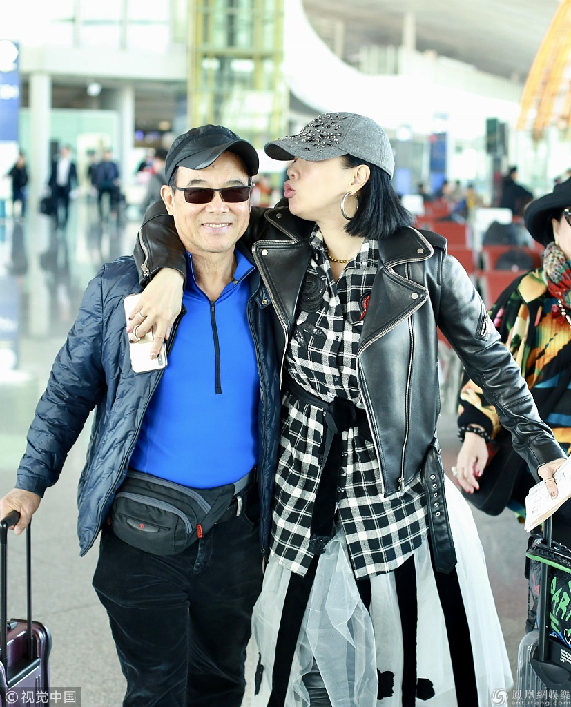 钟丽缇携父母现身机场 与老爸勾肩玩亲亲变大龄小棉袄_凤凰网