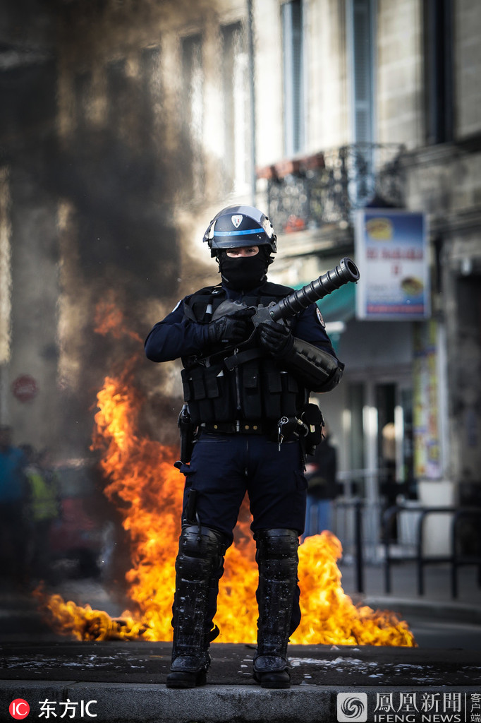 高中生与防暴警察对峙 抗议教育改革_凤凰网