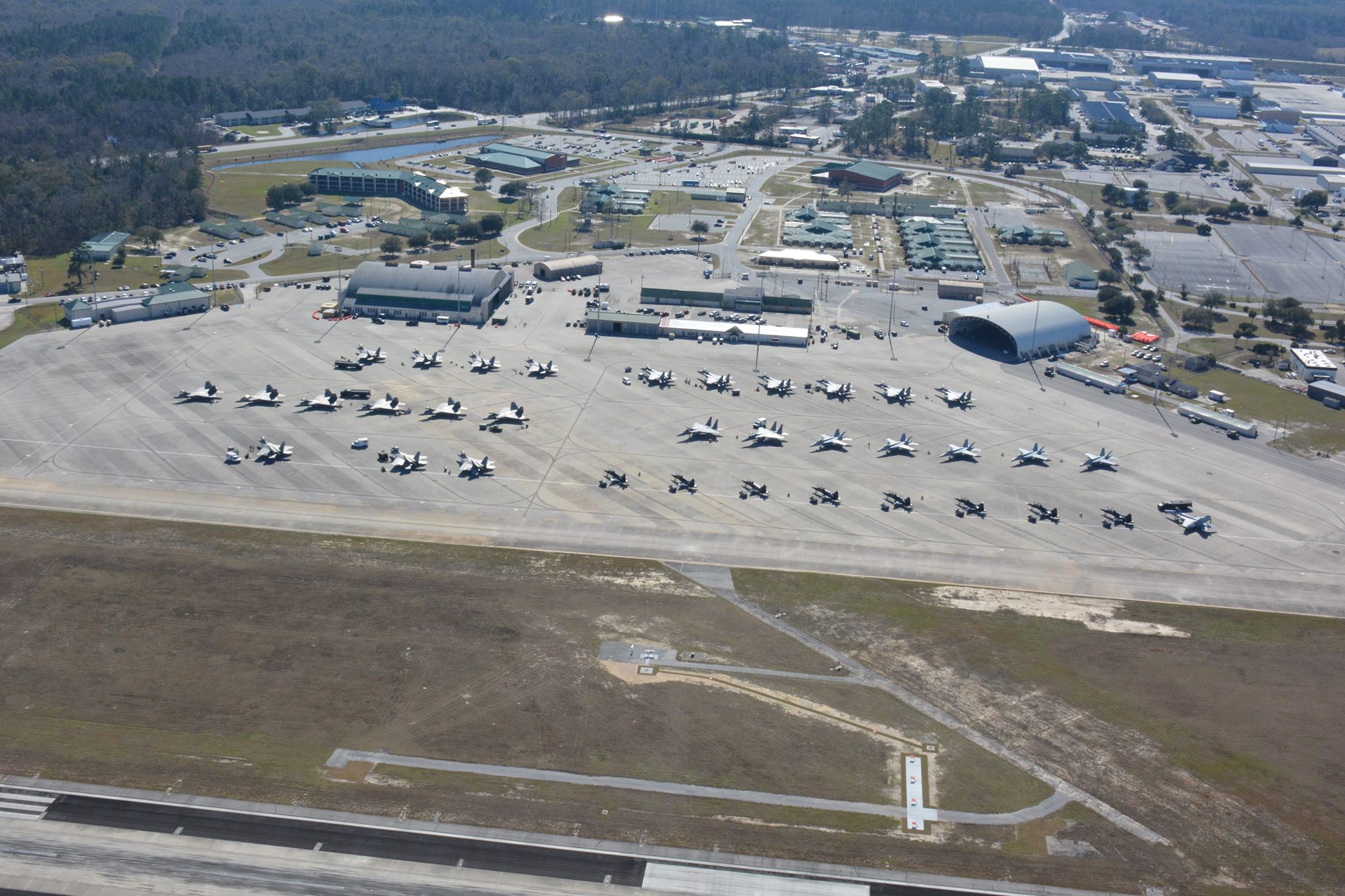 这架歼-20模型所停放的停机位属于萨凡纳空军基地的美国空中优势中心