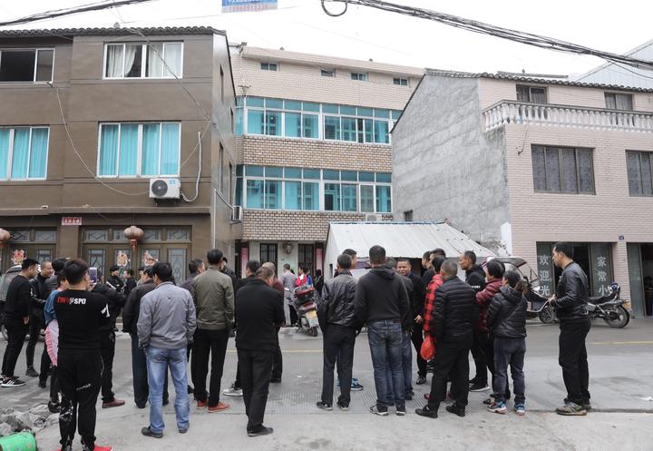 乐清市城东街道云岭村,黄良义的老家门前聚集了许多群众.蒋超摄