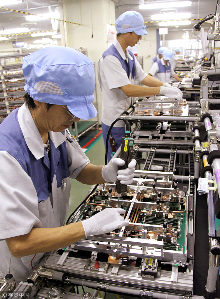 日本富士通公司it产品工厂内工作的工人(图片来源:视觉中国)