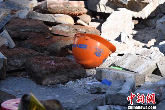 图为事故现场遗留的安全帽刘冉阳摄