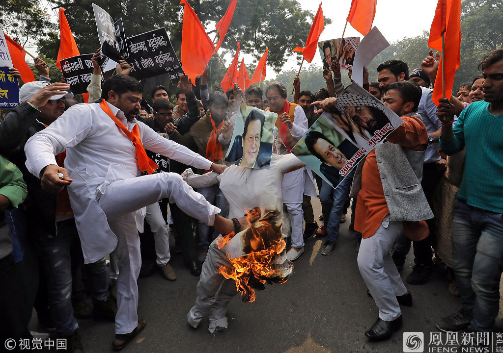 印度:恐袭致44人死亡 民众示威抗议