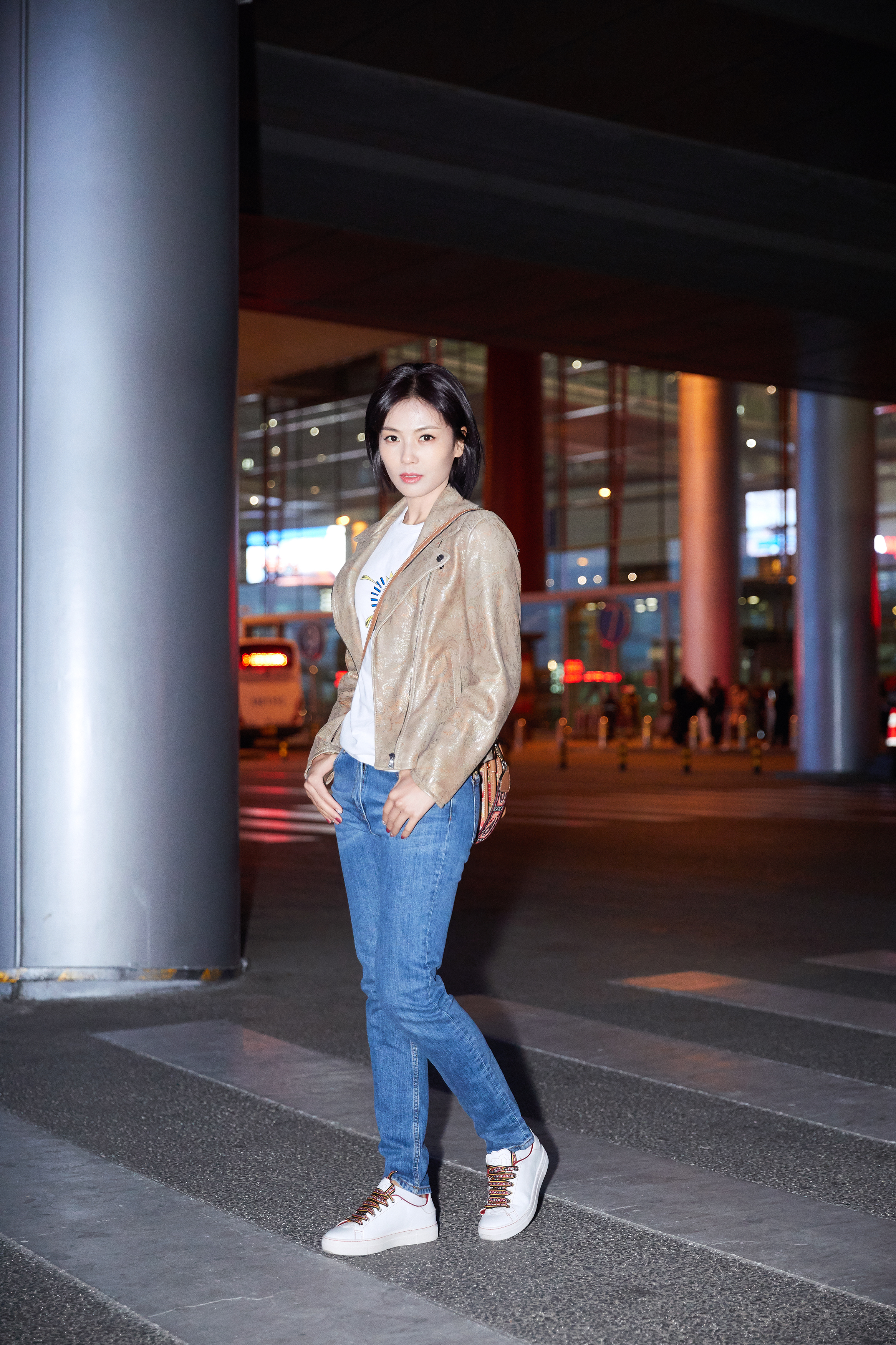 刘涛启程米兰时装周 印花夹克搭配牛仔裤率性自然!