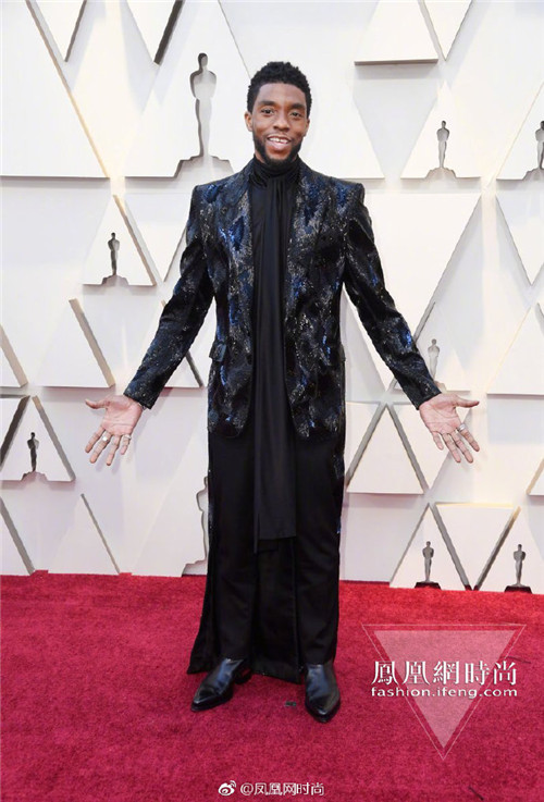 《黑豹》男主角查德维克·博斯曼穿裙装亮相第91届奥斯卡红毯_凤凰网