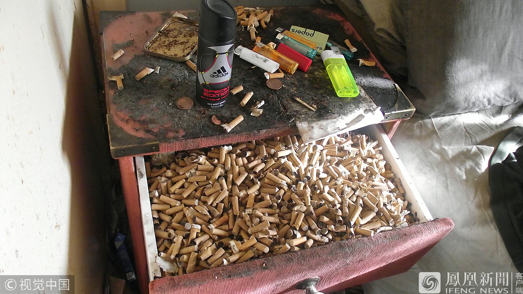 一个装满烟头的抽屉.