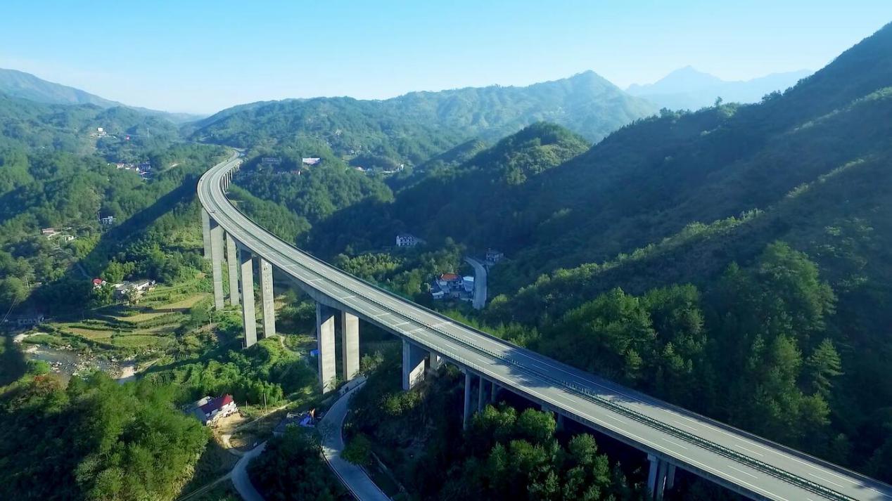 六潜高速公路起于六安市,终于潜山县,全长150