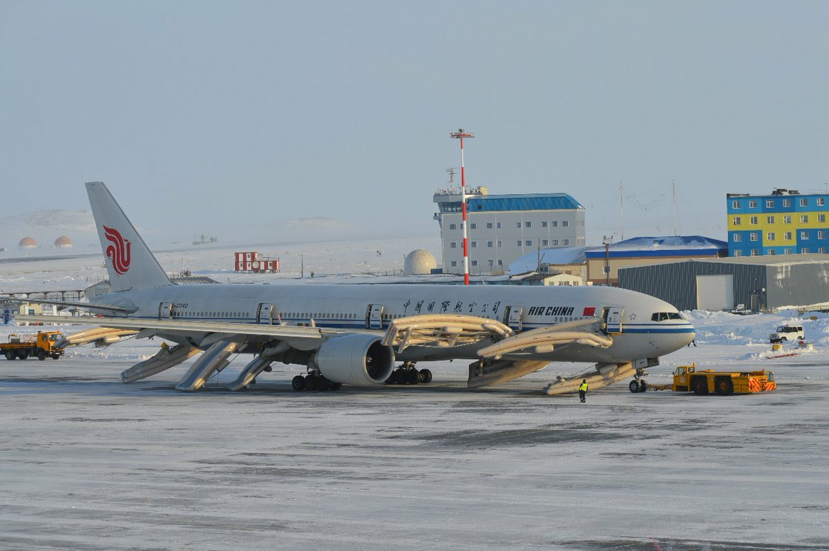 国航航班紧急迫降 乘客雪地中疏散
