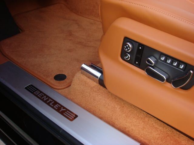 2018款宾利添越4.0TV8柴油版现车港口价_凤凰