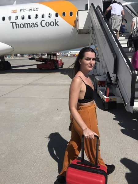 女子登机被指穿着暴露 要求其加穿衣服否则下飞机