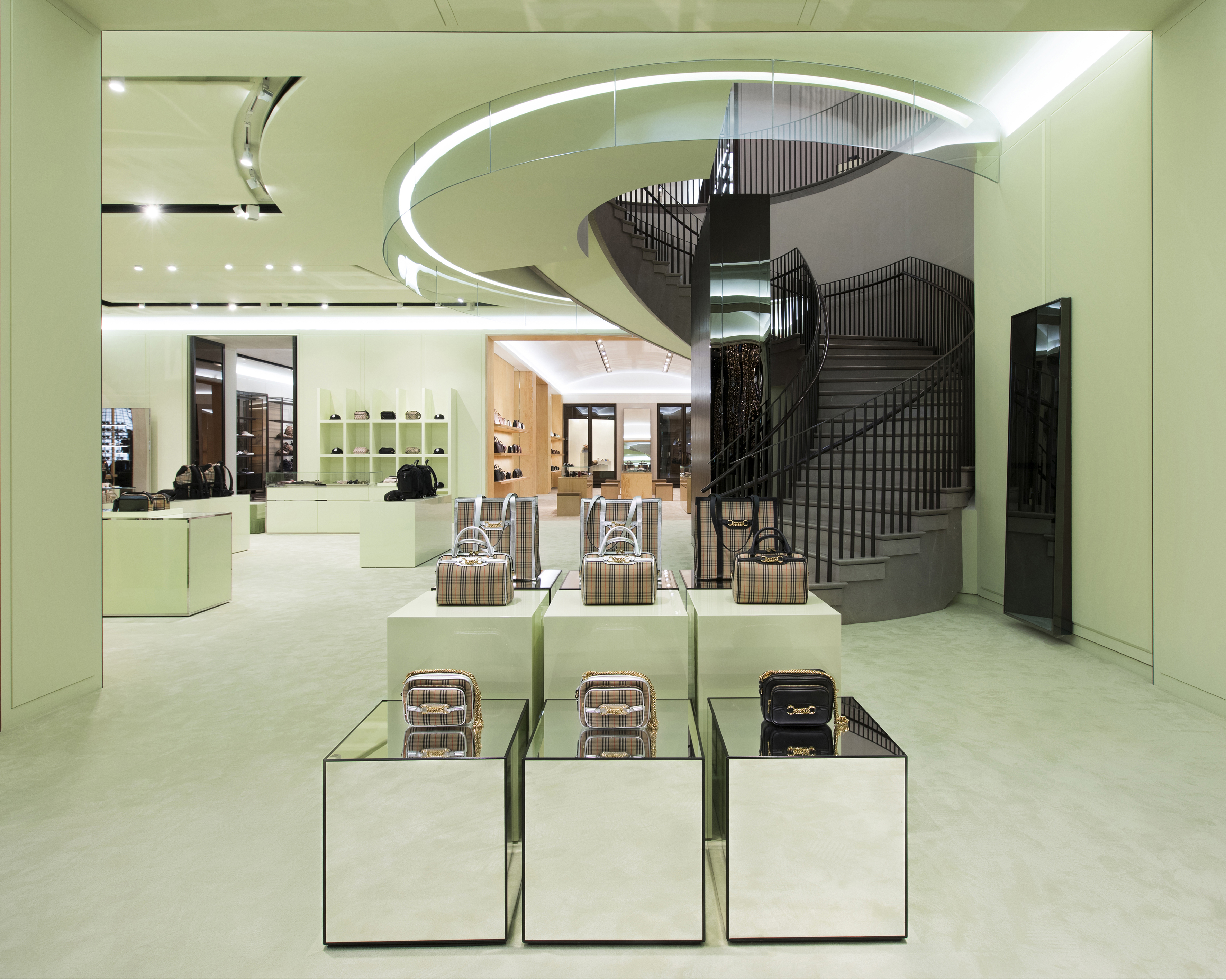 burberry上海静安嘉里中心旗舰店焕然一新诠释全新英伦美学设计