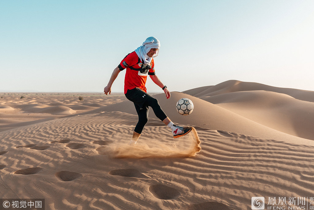 撒哈拉沙漠,33岁的约翰·法恩沃思是一名自由式足球运动员,他和三个