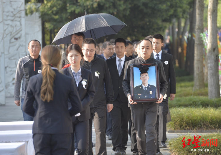 牺牲消防员下葬|"儿子,你最心爱的球衣我给你带来了"