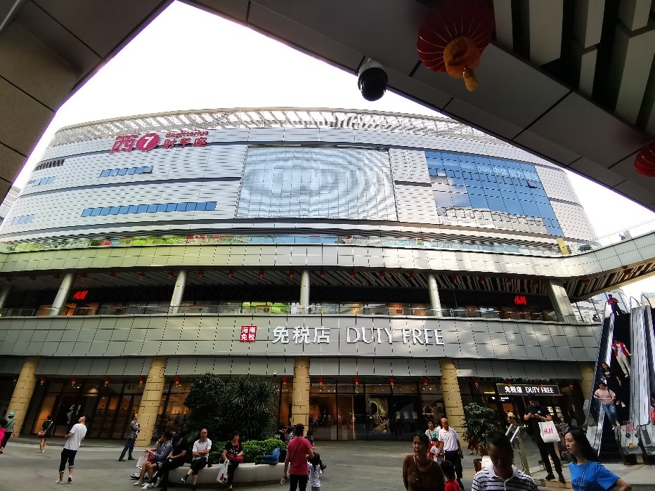 图：国家发展改革委于2018年底印发《海南省建设国际旅游消费中心的实施方案》，提出要在海南打造全球免税购物中心和时尚消费中心，实施更加开放便利的离岛免税政策。&nbsp;王沧海摄