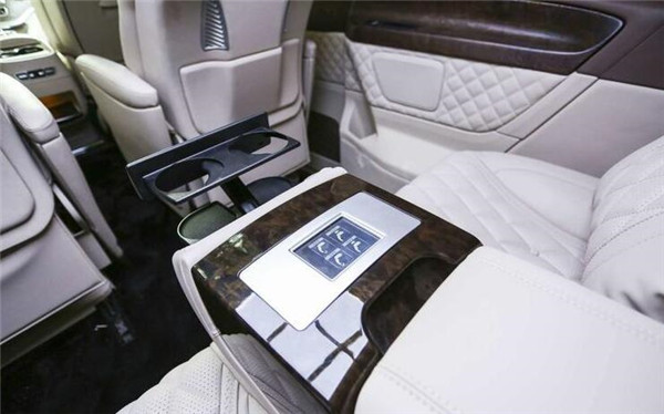 2018款奔驰迈巴赫VS680配备了头等舱级后排独立座椅，顶级舒适级配置。