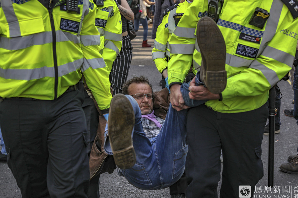 英国:多名示威者被警方抬走