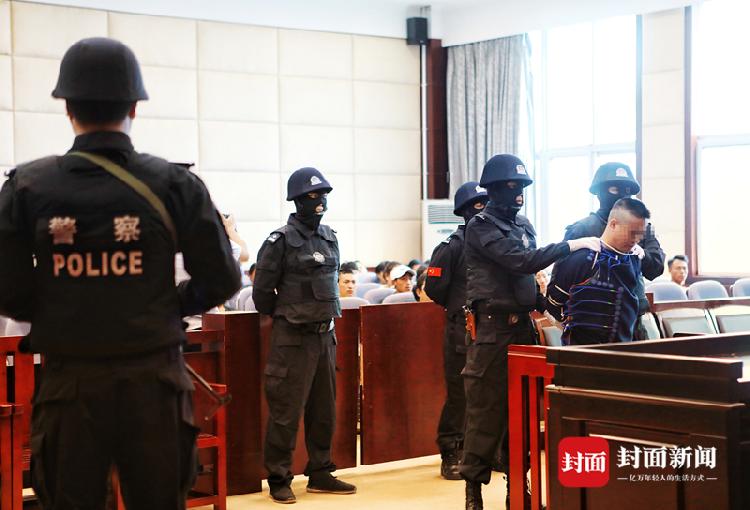 4月25日报道,24日,西昌市看守所,45岁的阿有土黑起得比平时早.