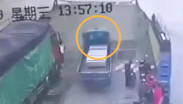 因驾驶员操作失误 货车轮渡码头冲入长江