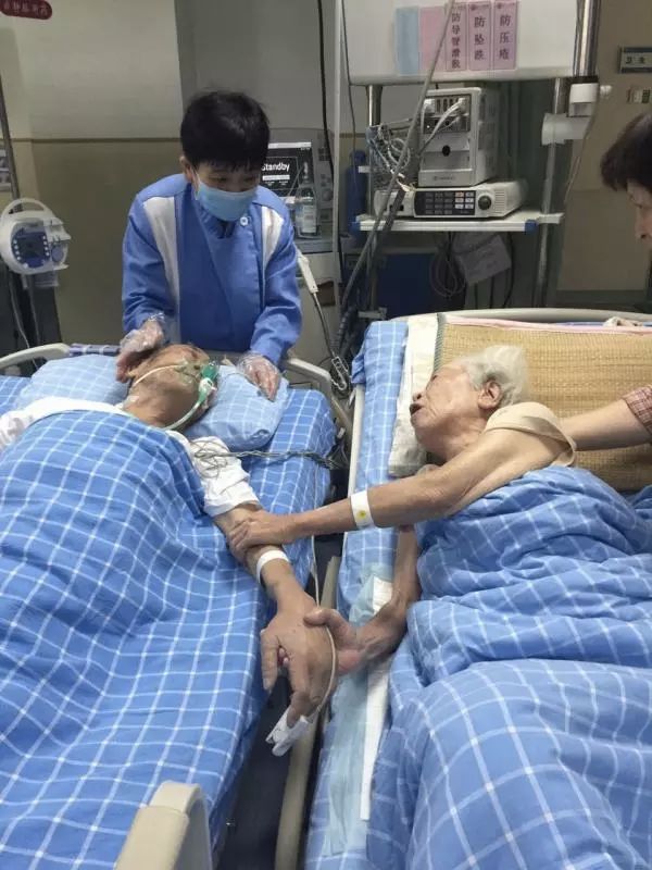 70岁老夫妻全裸照引300万人热议:“老太婆,你比年轻时还要动人”