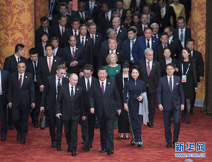 4月26日,国家主席习近平和夫人彭丽媛在北京人民大会堂举行宴会,欢迎出席第二届“一带一路”国际合作高峰论坛的外方领导人夫妇及嘉宾。这是习近平和彭丽媛同贵宾们一同步入宴会厅。 新华社记者王晔摄