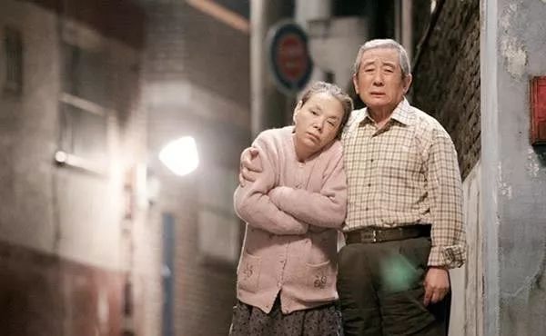 70岁老夫妻全裸照引300万人热议:“老太婆,你比年轻时还要动人”