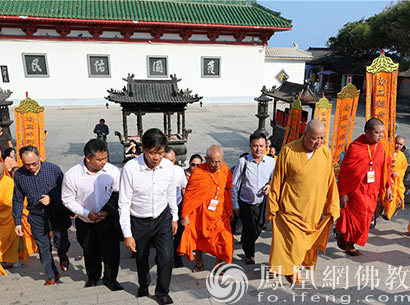 印顺法师热情接待代表团一行（图片来源：凤凰网佛教 摄影：深圳弘法寺）