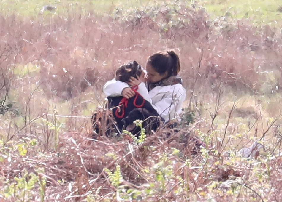 贝克汉姆儿子与女友公园约会 拥抱亲吻甜蜜十足