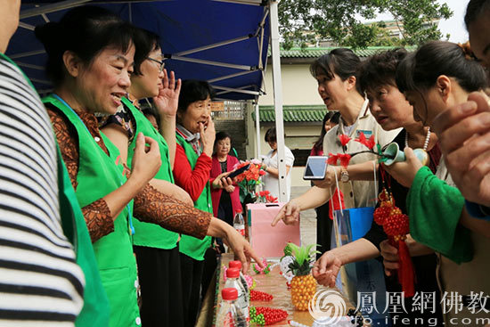 剪纸义卖区(图片来源:凤凰网佛教 摄影:南普陀寺)